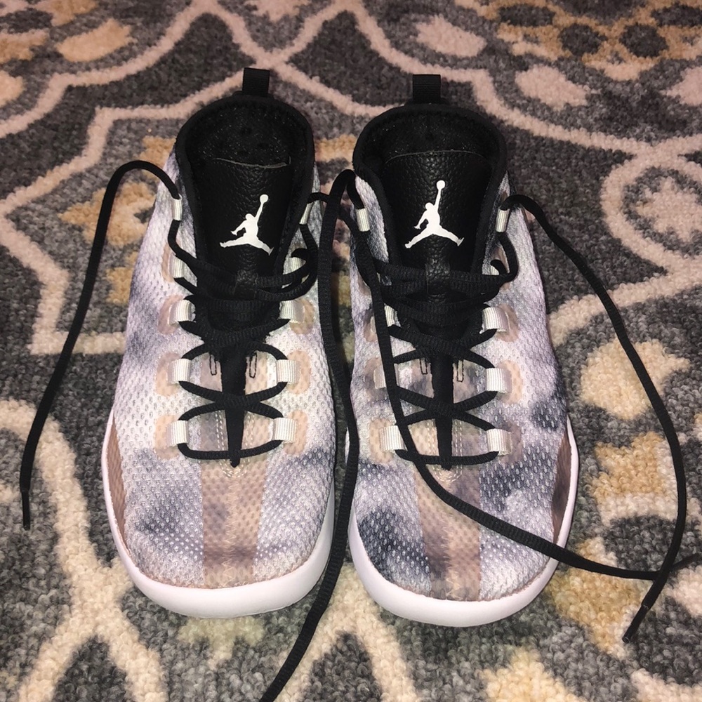 Jordan 7Y athletic shoe